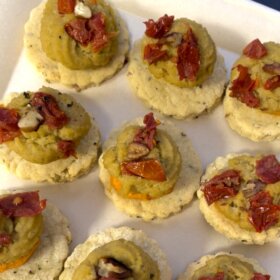 toast biscuit amande sésame patate douce houmous tomates séchées et pécan.